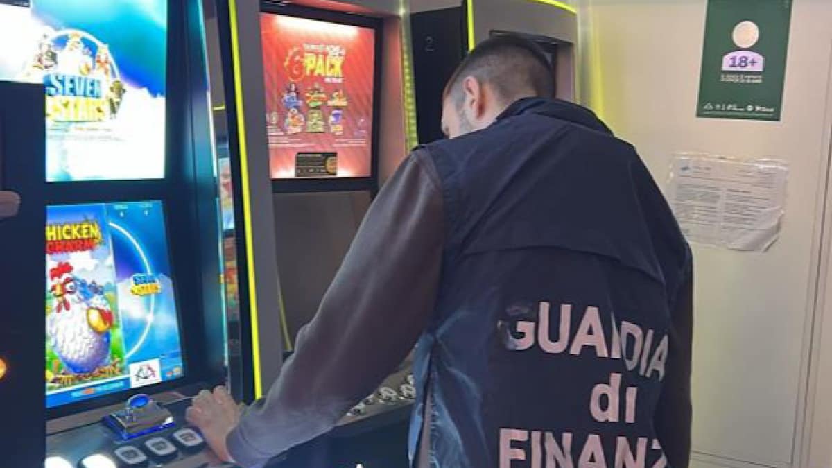 Guardia di Finanza, controlli ai Castelli Romani: scoperte due slot in esercizio senza autorizzazione ADM